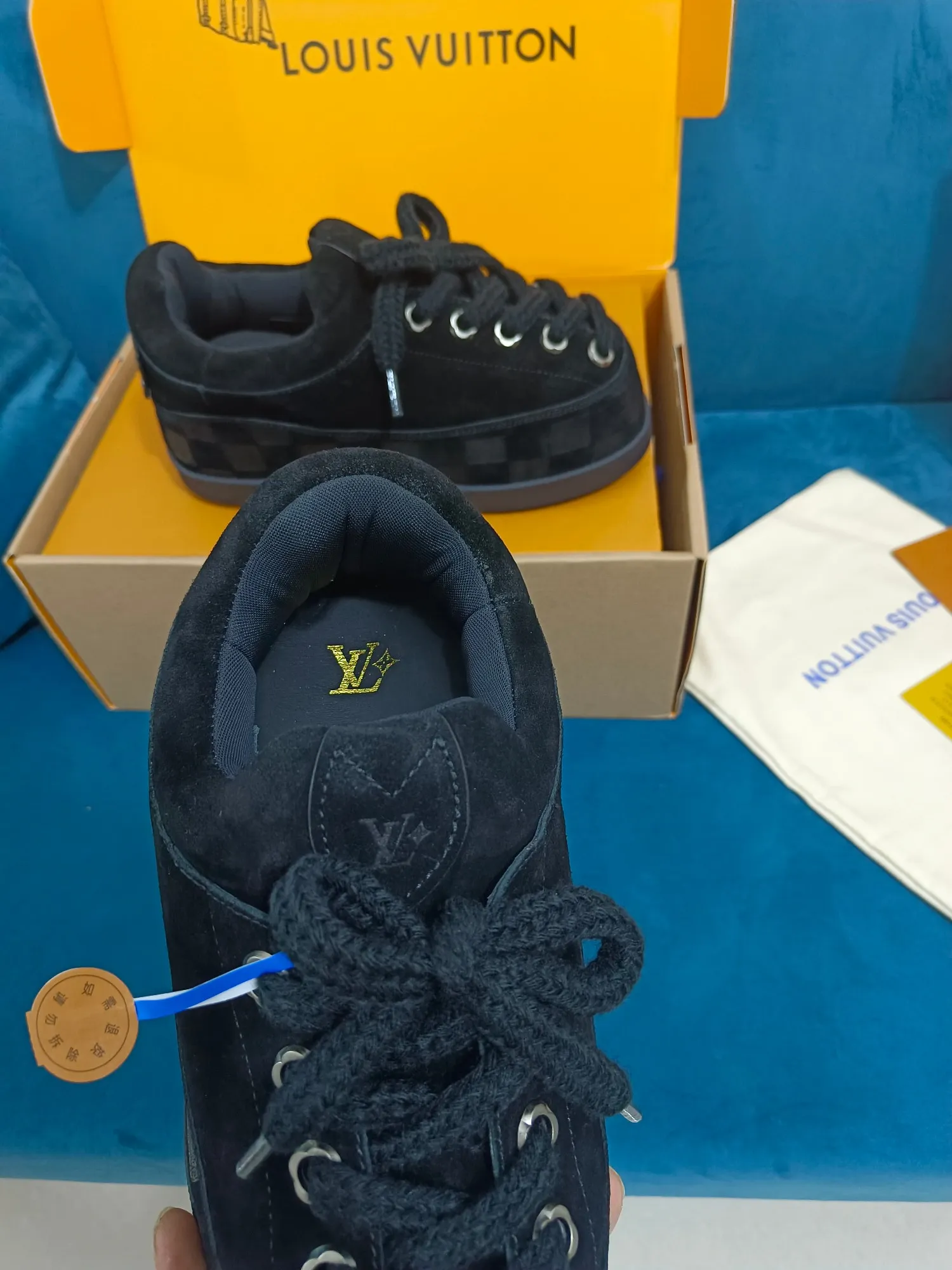 👟👟Ex-factory price 640👟👟 LV YETI slip-on shoes, based on suede cow leather, partially embossed with Nigo's reinterpretation of LV Damier pattern, cleverly echoing the Chinese tradition of taking off shoes when entering the house, and the "small feet" aesthetic is integrated into Chinese street genes. The palm-printed rubber outsole hides the LV letters and Monogram flowers. The exquisite craftsmanship made in Italy shows the brand's heritage in a comfortable slip-on style. The reservation mode adds a unique style, it is traditional and trendy, and it is suitable for couples aged 35-45.